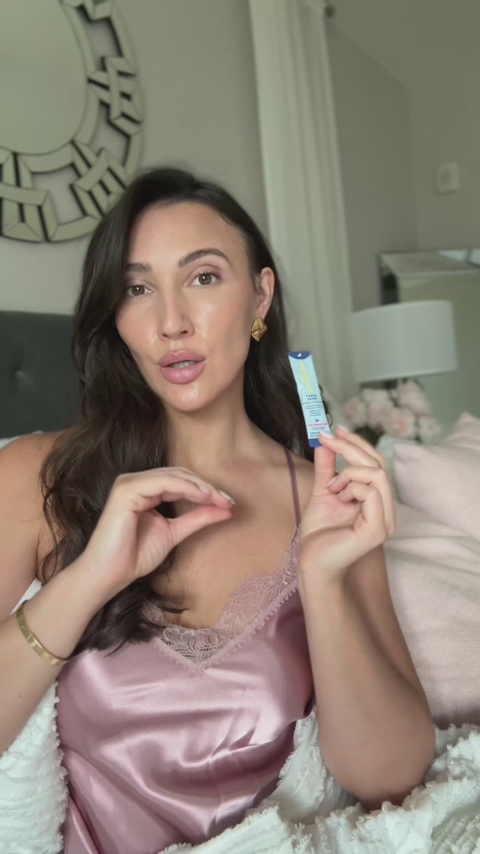 Video of a woman reviewing TIMEBEAM "Reset Mode" supplements.